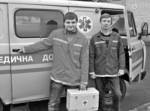 На знімку (зліва направо): із чергування на тимчасовому пункті базування в селі Усті щойно повернулися фельдшер швидкої допомоги В.Л. Притула і водій О.М. Благодир. Фото Руслана БАЙДАЛЮКА Медична реформа. Від кого залежить успіх?