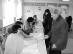 На знімках: активно голосували виборці на дільниці, розміщеній у Бершадській ЗОШ І-ІІІ ступенів №1. Бершадці обирали депутата облради