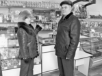 На знімку: голова правління районного спо живчо го товариства Микола Слісарчук і керівник СТ «Орхідея М» Марія Марунич обговорюють питання якісного обслуговування покупців. Фото Руслана БАЙДАЛЮКА. Торгівля – теж ремесло