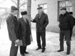 На знімку: з жителями Глинського спілкуються голова райдержадміністрації М.Г. Бурлака (у центрі) і сільський голова Л.А. Свистун (перший зліва). Фото автора П’ятківські уроки самоврядування