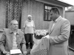 На знімках: заступник голови райдержадміністрації Ніна Грицик вручає грамоту завідувачу агропромислового відділу редакції Павлу Кушпелі; лауреата премії імені Василя Думанського Василя Корнелюка вітає голова правління ТОВ «Прогрес» села Серединки Олександр Кавун. Фото автора. Щоднини у вирі подій