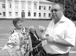 На знімках: спілкування з Г.М. Заболотним почалося одразу ж після того, як він вийшов з машини; в очікуванні розмови з народним депутатом; на прийомі – житель Бершаді Павло Куценко. Фото автора. Прийом провів народний депутат