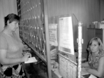 На знімку: послугами відділення давно користується голова ревізкомісії ТОВ «Устя» Наталія Резніченко (ліворуч). Праворуч – касир-контролер Галина Сисак. Фото Федора ШЕВЧУКА. В Усті оновлено відділення Ощадбанку