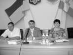 На знімку: в президії – голова районної ради Микола Грабчак (у центрі), його заступник Василь Бондаренко та перший заступник голови райдержадміністрації Ніна Грицик. У полі зору депутатів - аграрні питання