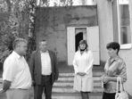 На знімку (справа наліво): заступник голови райдержадміністрації Ніна Грицик, завідуюча фельдшерсько-акушерським пунктом Наталія Блонська, заступник голови районної ради Василь Бондаренко і сільський голова Валерій Беник обговорюють питання облаштування внутрішньої вбиральні на ФАПі. Орієнтири - на майбутнє