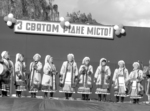 На знімку: аматори із М’яко ходу співають на святі міста в Гайвороні. Фото Федора ШЕВЧУКА. Пісні сільських аматорів