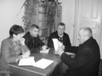 На знімку (зліва направо): заступник голови райдержадміністрації Ніна Грицик, голова районної ради Микола Грабчак та сільський голова Володимир Соловей розглядають звернення жителя села Миколи Бовсунівського. З поглядом у перспективу