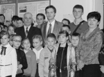 На знімку: учні Флориного із радістю сприйняли «Зелений проект». Стартував проект по сортуванню сміття. Перші учні – вчителі та депутат облради Олексій Порошенко
