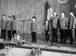На знімках: вгорі – участь в концерті взяв і заспівав натхненно пісню «Огонёк» учасник бойових дій під час Великої Вітчизняної війни, колишній розвідник Федір Антонович Галій; внизу – наймолодші учасники концерту. Фото Руслана ХРАНОВСЬКОГО Доземний уклін визволителям