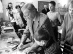 На знімку: керівник гуртка радіоелектронного конструювання станції юних техників Володимир Пастушенко проводить відкрите заняття зі своїми вихованцями на міжрайонному семінарі з обміну досвідом роботи позашкільних закладів області. Розвитку позашкілля – належна увага