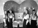На знімку (другий ряд зліва направо): директор Бершадсь - кої ЗОШ І-ІІІ ступенів №1 Григорій Погончик, завідуюча РМК Аделаїда Філімонова та керівник районного методоб’єднання вчителів української мови і літератури Світлана Ковальська та (перший ряд) учасниці фольклорного колективу «Обе ріг» під час урочистого відкриття конкурсу. Знавців мови об’єднало слово кобзаря