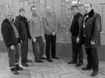 На знімку (зліва направо): водій оперативно-виїзної бригади Анатолій Афанасійович Зарічанський, електромонтер Роман Миколайович Фурманський, черговий диспетчер Олег Борисович Янішевський, головний інженер Річард Валерійович Жорняк, директор СО «Бершадські ЕМ» Василь Трохимович Власюк і заступник директора по енергозбуту Роман Вікторович Килівник на черговій оперативній нараді. Фото Павла КУШПЕЛИ. Працюємо на єдиний результат