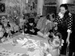 На знімку: директор станції юних техніків Олена БабійПарахонич та керівник гуртка початкового технічного моделювання Світлана Молодецька (справа наліво) під час проведення майстер-класу по виготовленню паперового робота. День відкритих дверей
