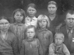 На знімку: родина Синявських. Фото 1942 року. Спомин про маму
