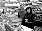 На знімку: Володимир Зарічанський і продавець Людмила. Тут є все, навіть акваріум