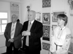 На знімках: директор Вінницького обласного художнього музею Ілля Безбах (у центрі), вишивальник із Луцька Юрій Савка, в.о. завідувача відділу музею гончарного мистецтва ім. О.Г. Луцишина Ольга Романишена. Фото автора. Мелодії на полотні
