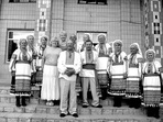 На знімку: гостя та м’якохідський фольклорний колектив «Подружки». Із народного джерела