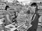 У магазині «Конвалія» продавець Оксана Федорівна Мартинюк спілкується з покупцем Іриною Петрівною Лютіковою. Крамничка, повна усмішок