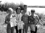 На знімку: тренер-викладач Наталія Кибал з юними веслувальниками Олександрою Суф’яновою, Юлією Процеповою та Альбіною Кравчук (зліва направо). Фото автора. Стрімкі човни юних веслярів