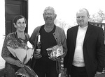 На знімку: начальник сектору дільничних інспекторів, майор міліції В’ячеслав Поліщук і Дмитро Павлович та Ольга Никифорівна Гончаруки. Священний обов'язок - Вітчизну захищати