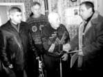 На знімку: завітали привітати Івана Стеблинського з Новим роком із символічними подарунками голова районної ради Микола Грабчак, секретар сільської ради Володимир Гребенюк і сільський голова Сергій Рожкевич. Фото автора. Член ОУН, вояк УПА