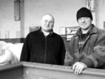 На знімку (зліва направо): механізатори Павло Михайлович Бучацький і Володимир Григорович Десятник пораються біля сучасного розкидача мінеральних добрив. Фото автора. Підхід - комплексний