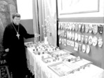 На знімку: протоієрей отець Віктор Іванович Семенець біля виставки. Фото автора. І церква в Усті, як музей