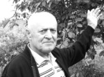 На знімку: Василь Федорович Буженко у своєму саду. Його роки - його багатство