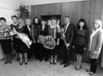 На знімку: хвилююча мить прощання. Людмила Олександрівна Кушпела на знімку – четверта справа. Фото Федора ШЕВЧУКА. Провели на пенсію...