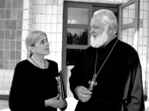 На знімку: одним із перших привітав лауреата Катерину Андроник сільський священик Василь Коченко. Вручено премію імені Василя Думанського