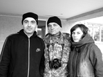 На знімку (зліва направо): волонтер Ігор Климнюк, командир взводу, прапорщик Станіслав Хомутинський, Вікторія – дочка Юрія Барашенка, який загинув в АТО. Фото Руслана ХРАНОВСЬКОГО. Хто б міг подумати…