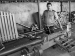 На знімку: директор держлісгоспу Микола Володимирович Краснєєв розповідає про принцип роботи придбаного дровокола. Фото автора. І дрова будуть, і ліс не зникне