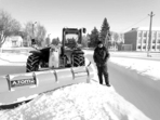 На знімку: ось яким агрегатом очищають тепер вулиці від снігу у Серединці. У спільній праці і стихія не страшна