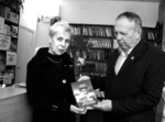 На знімку: Олексій Павличук вручає найновіше видання книги про Гайворон провідному бібліотекарю читального залу райбібліотеки Ніні Сидоренко. Фото Федора ШЕВЧУКА. «Тирлівка – рідне село на Поділлі»