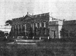 На знімку: перебудована передня частина палацу (жовтень 1917 року). Хто така Джоанна Мошинська, якій у свій час належало місто Бершадь і яка в ньому похована?