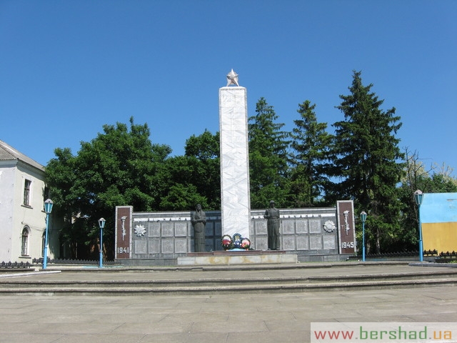 Пам'ятник загиблим воїнам