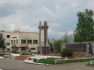 Пам'ятник загиблим воїнам. Торговий центр