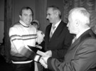 Голова районної ради М.Г. Бурлака (у центрі), перший заступник голови райдержадміністрації В.Д. Максимчук (справа) вручають грамоту і грошову винагороду депутату районної ради Б.М. Охріменку.