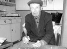 Одинокого 84-річного ветерана Григорія Омеляновича Мовчана застали вдома за лущенням горіхів