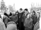 У Шумилові почесних гостей біля церкви вже чекали люди. Тож Микола Васильович найперше підійшов до гурту, де його одразу закидали різними запитаннями.