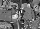 Сергій Іванович Мар’єнко при допомозі імпортного «Кейса» якісно культивує грунт перед посівом. Фото Руслана БАЙДАЛЮКА.