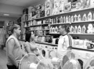 Кваліфіковані поради у придбанні побутової техніки дає покупцям продавець-консультант О.В. Каліцинський.